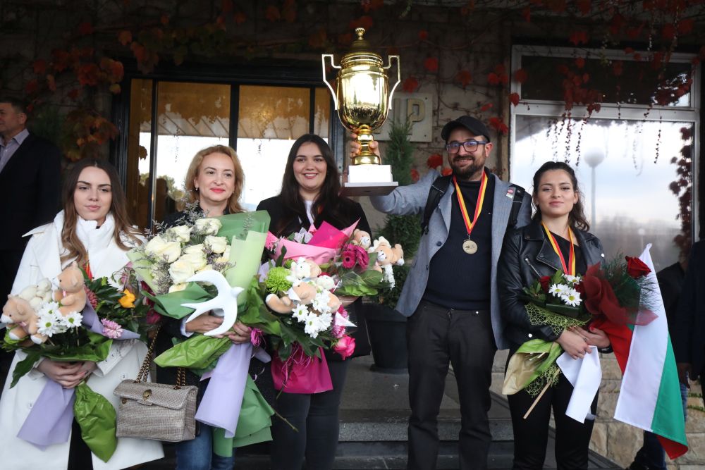 Златните ни момичета по шахмат се прибраха на родна земя