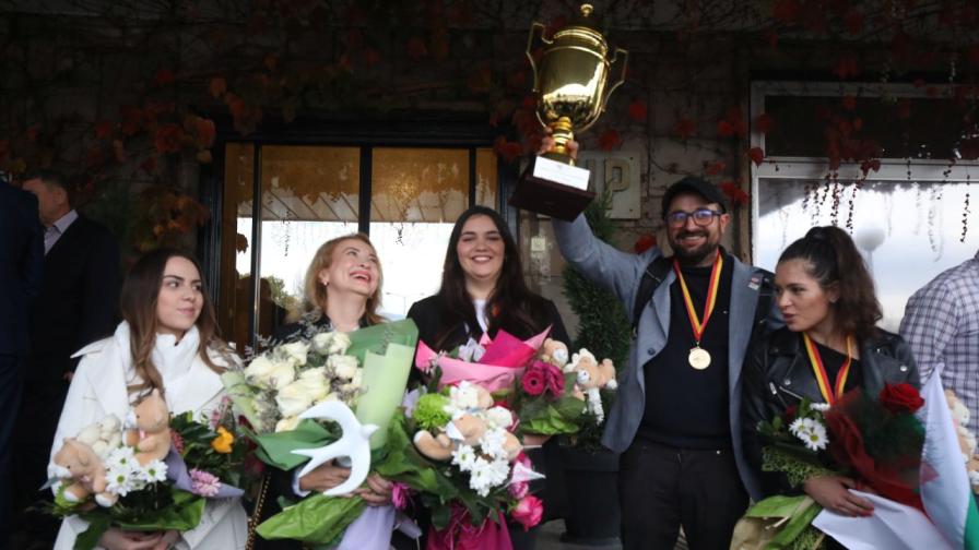 След триумфа: "Златните" момичета на българския шахмат се прибраха у дома (СНИМКИ)