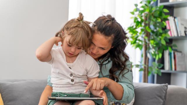 Фонов шум, болно дете, работа с дете вкъщи, хранене пред екран – какво е редно и какво не (ВИДЕО)