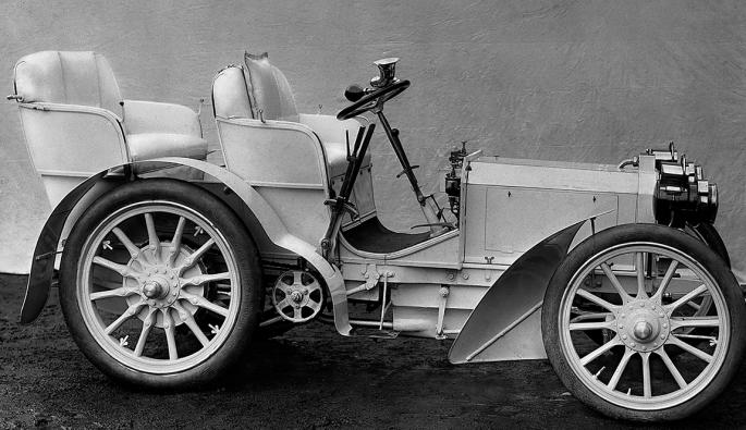  Mercedes 35 hp от 1900 г., с 4 места. На 22 ноември 1900 г. Daimler-Motoren-Gesellschaft доставя първия такъв автомобил на Емил Йелинек.