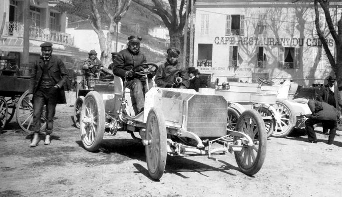   Вилхелм Вернер печели състезанието зад волана на Mercedes 35 hp, собственост на Барон Хенри де Ротшилд. (25 - 29 март 1901 г.)