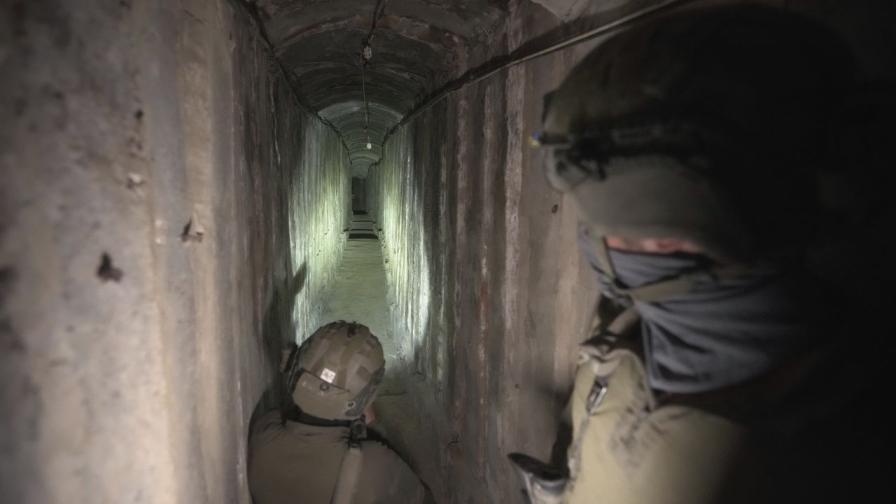 Израелската армия показа на група чуждестранни журналисти скривалище на „Хамас“ под най-голямата болница в град Газа – „Аш Шифа“.