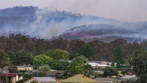 Австралийски огнеборци се опитват да потушат горски пожари в района