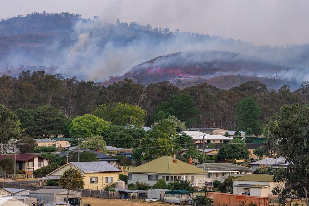 Австралийски огнеборци се опитват да потушат горски пожари в района