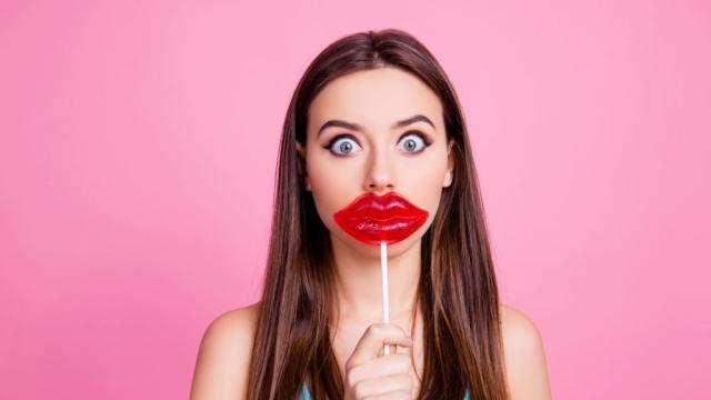 След като си уголеми устните: Австрийски модел губи способността да яде и пие (СНИМКИ)