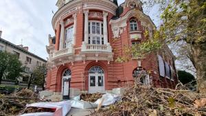 Вандали потрошиха детска площадка в Морската градина във Варна Кметът