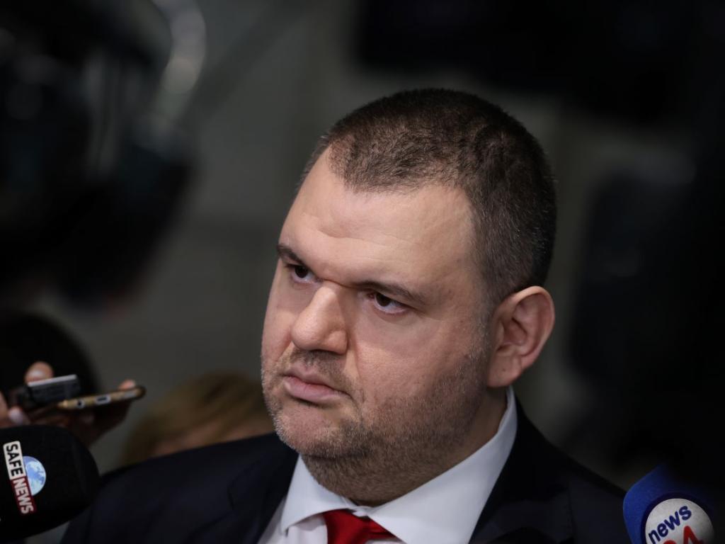 Скандален е фактът че министърът на отбраната Тодор Тагарев игнорира