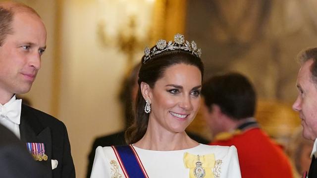 Ах, тази Кейт: Принцесата на Уелс с вековна тиара на кралица Елизабет (СНИМКИ)