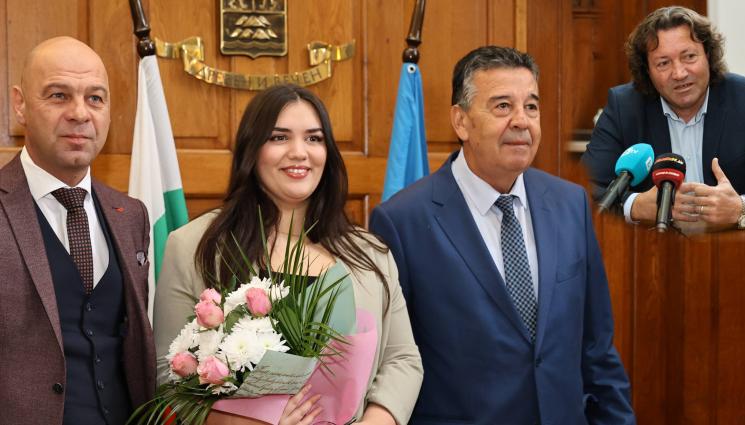 Виктория Радева - Преклониха й се: Кметът на Пловдив и олимпийска легенда свалиха шапка пред Виктория Радева