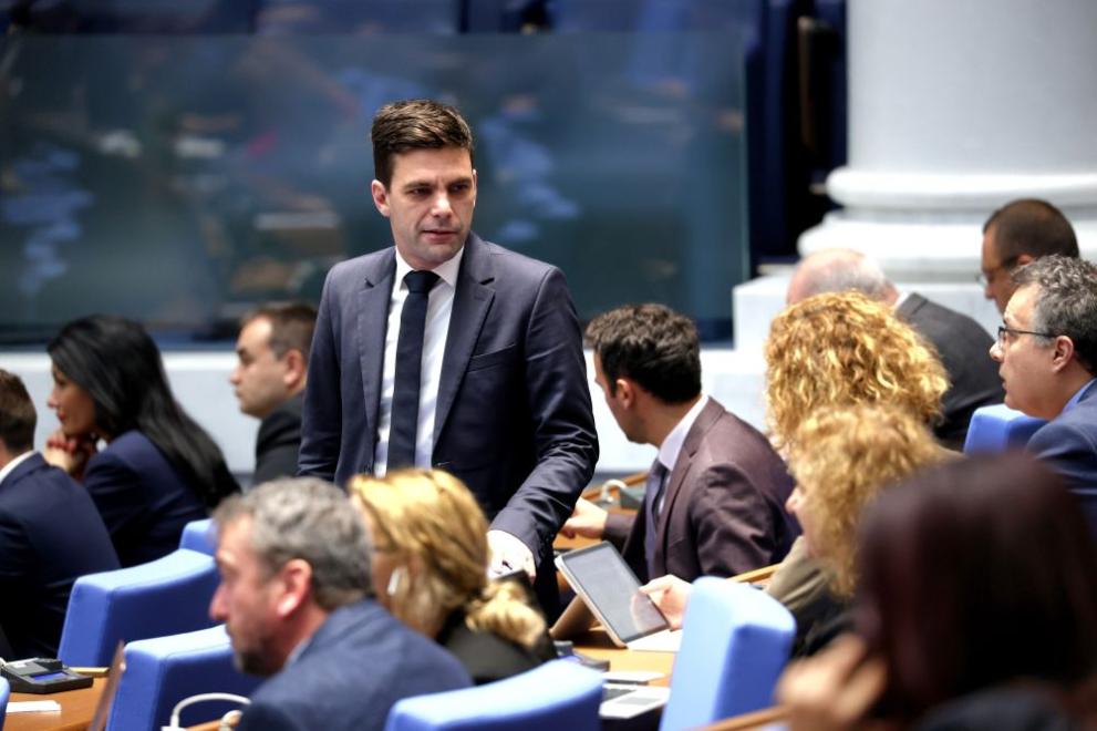 По предложение на ГЕРБ-СДС парламентът удължи заседанието си до изслушване
