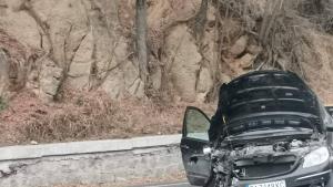 Автомобил падна в крайпътно дере на пътя между Черна Места