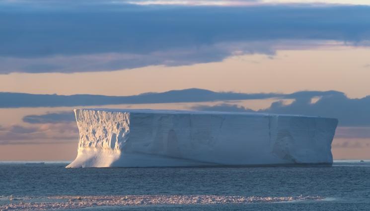 айсберг - Най-големият айсберг в света се размърда след 30 г. застой (СНИМКИ)