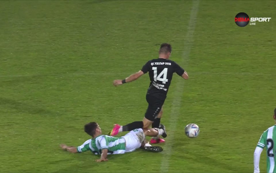 Date: -- ,Предпазните средства не издържаха след този шпагат, Tournament: