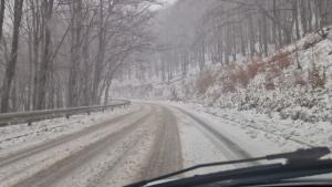 Огромен сняг е навалял на прохода Шипка
