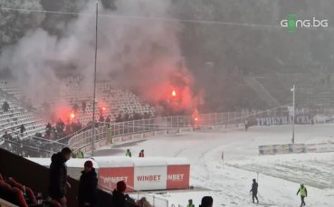 Феновете на ЦСКА запалиха факли преди да напуснат Българска армия