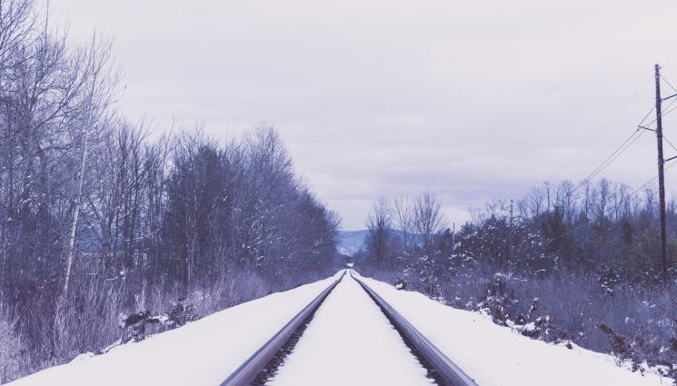 релси сняг - Заради лошото време: Няколко влака закъсняват с часове