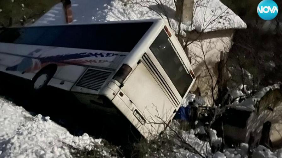 Пътниците от преобърналия се върху къща бус: "Пътят беше като ледена пързалка"
