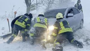 Близо 2500 души бяха спасени след снежна буря в южноукраинската