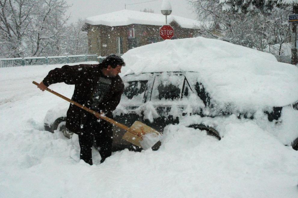 Снимка: Мъж е с комоцио след семеен скандал за лопати за сняг