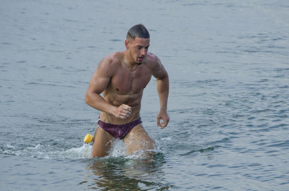 Михаил Кръстев, който е многократен шампион по плуване за деца,