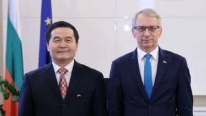 Министър председателят Николай Денков и посланикът на Китайската народна република