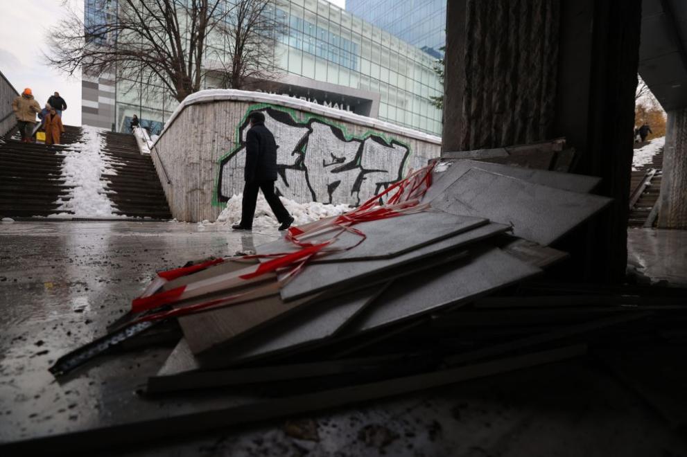 Плоскости са паднали от тавана на подлеза на булевардите България“