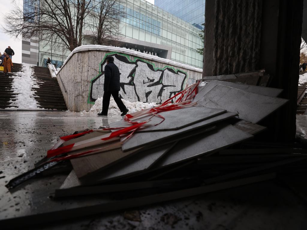 Плоскости са паднали от тавана на подлеза на булевардите България