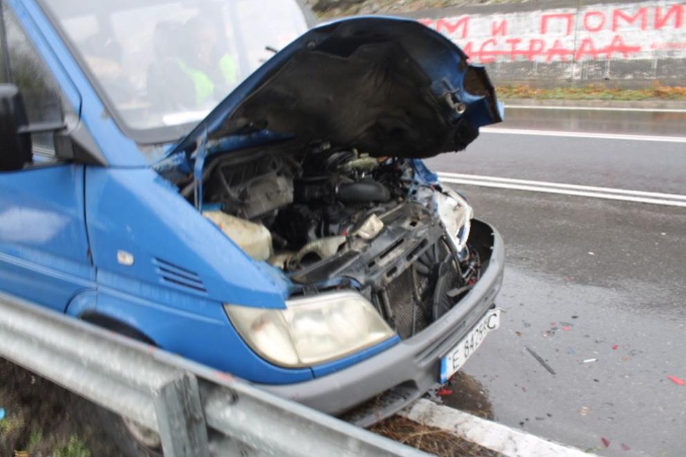 Микробус с десет жени се е ударил в ремаркето на