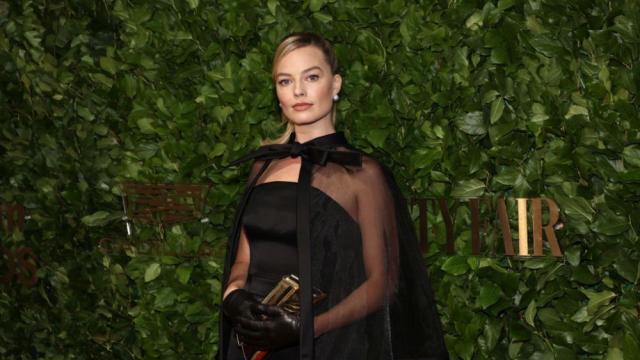 Стил и блясък в черно: Марго Роби се появи на наградите „Готам“ като Барби от 1964 г. (СНИМКИ) 