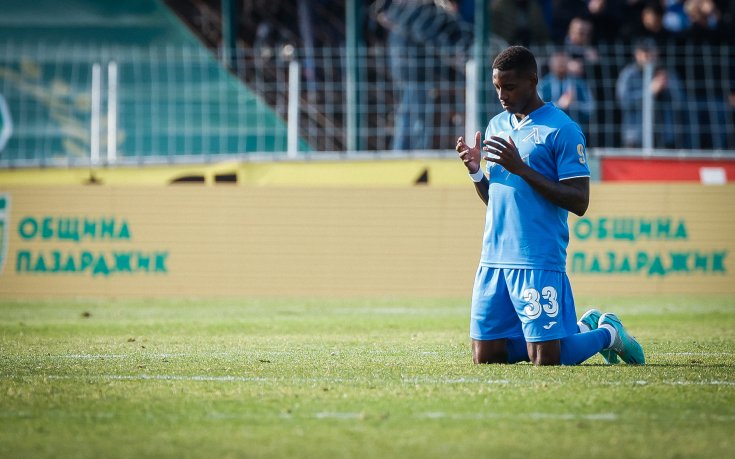 Защитник на Левски увисна за мача с Локо Пловдив