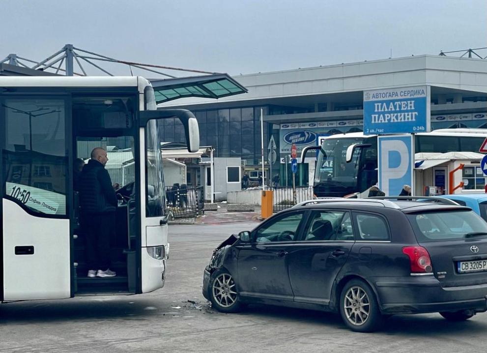 Катастрофа между автобус и лек автомобил стана в района на