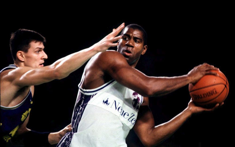 Баскетболната легенда Меджик Джонсън обяви, че е ХИВ-позитивен през октомври 1991 г. Той се оттегли от LA Lakers, но участва в Мача на звездите на НБА през 1992 г. и помогна на олимпийския отбор на САЩ да вземе златото по-късно същата година. Оттогава той се е отдал на обучение на хората относно ХИВ и СПИН