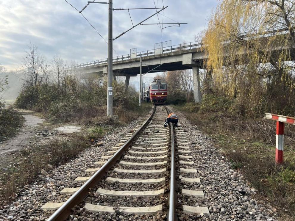 Локомотив на влак се запали на гара Тулово.БГНЕСПо първоначална информация в