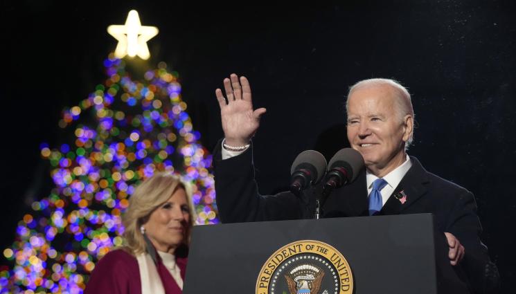 Джо и Джил Байдън - СЛЕД ИНФАРКТНА СИТУАЦИЯ: Коледната елха грейна пред Белия дом! (ВИДЕО)