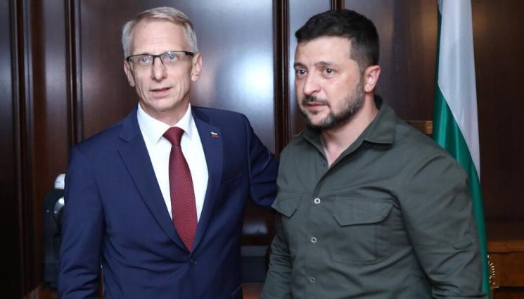Володимир Зеленски Николай Денков - В ТЕЛЕФОНЕН РАЗГОВОР: Зеленски поиска от България още оръжия!
