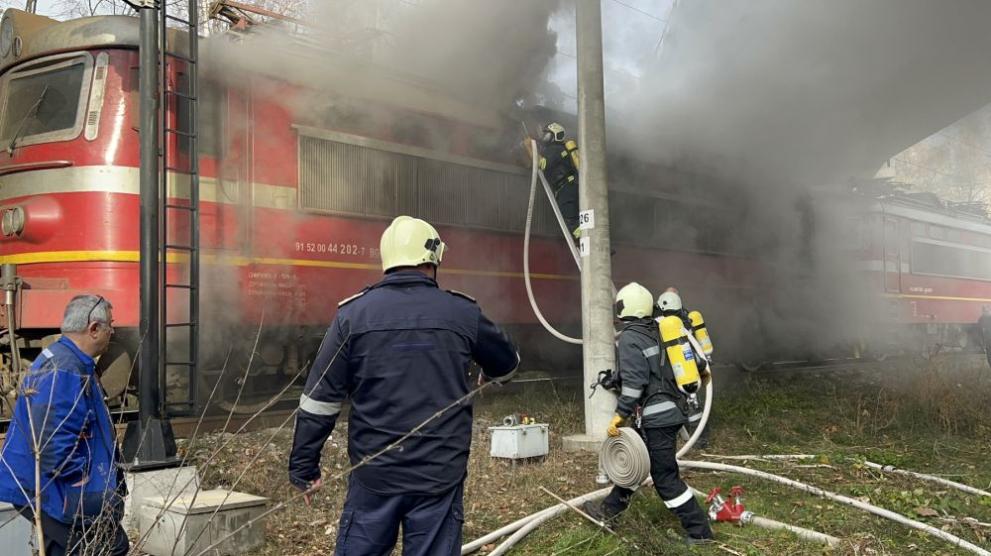 Локомотив на влак се запали на гара Тулово. Във влака
