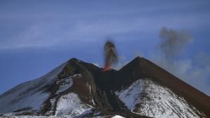 На 27 декември бяха заснети огромни облаци пепел и дим