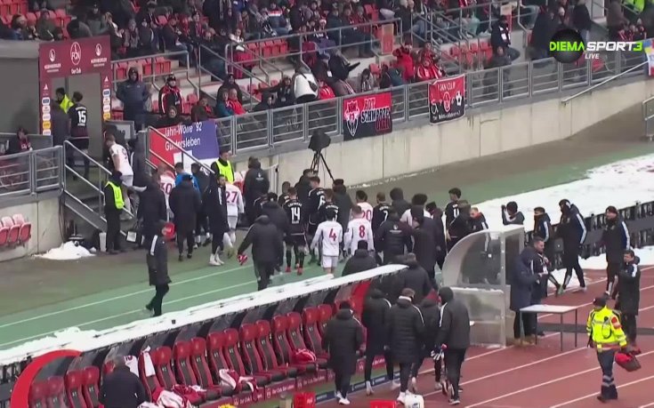 Мач в Германия бе прекъснат заради контузия на главния съдия, замениха го с четвъртия