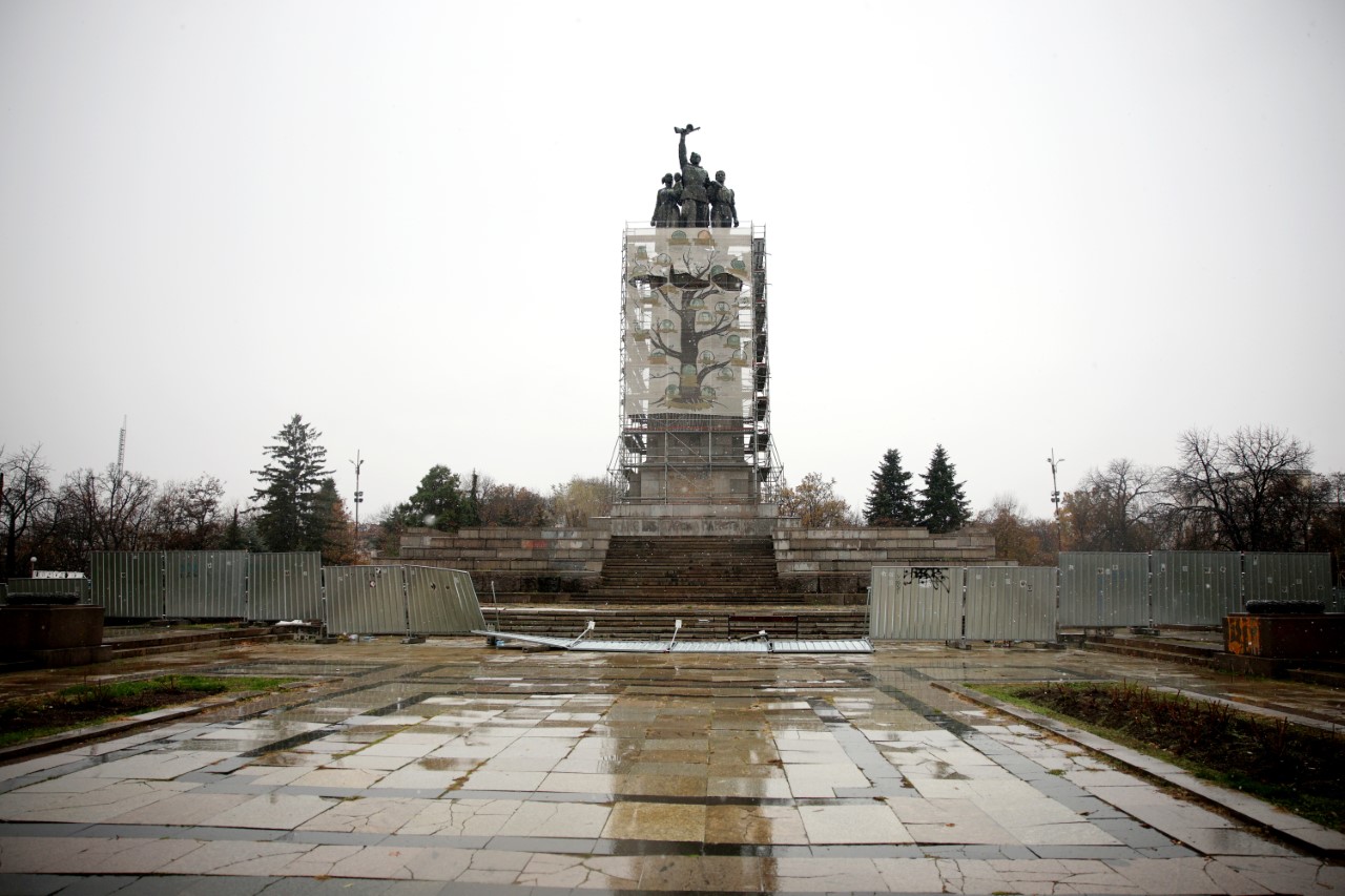 <p>Оградата пред Паметника на Съветската армия в центъра на София е паднала.</p>