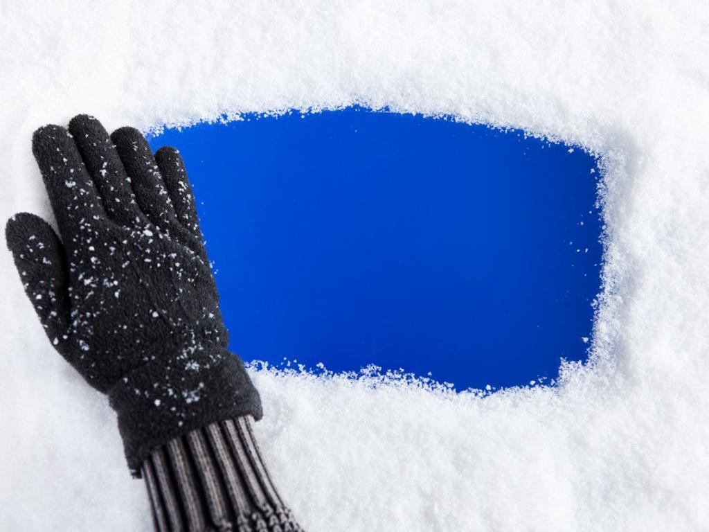 Чистенето на сняг може да бъде опасно за хора със