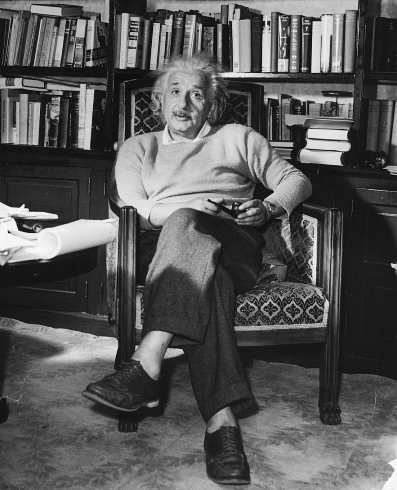 <p><strong>1. Той пише първата си научна статия, когато е на 16 години</strong>- Първоначално Айнщайн напуска училище на 15 години и се проваля на някои изпити, но това се дължи на лошото му владеене на френски като младеж.&nbsp;Той със сигурност обаче бил дете чудо и бил иотличник по латински, геометрия, математика и фантастичен&nbsp;на цигулка. На 16-годишна възраст Айнщайн написва първата си научна статия, наречена &bdquo;Изследване на състоянието на етера в магнитни полета&ldquo;.</p>