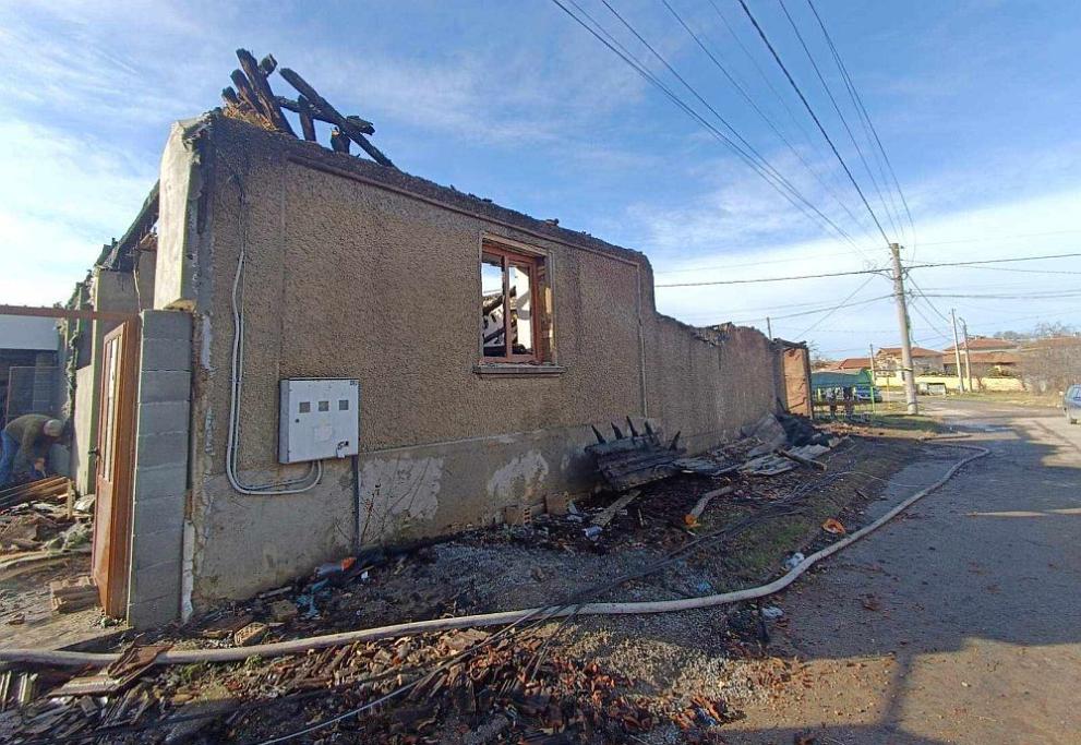 Пожар унищожи къща в Смядово, съобщиха от пресцентъра на Областната