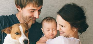 Защо кучетата се държат различно около бебета?