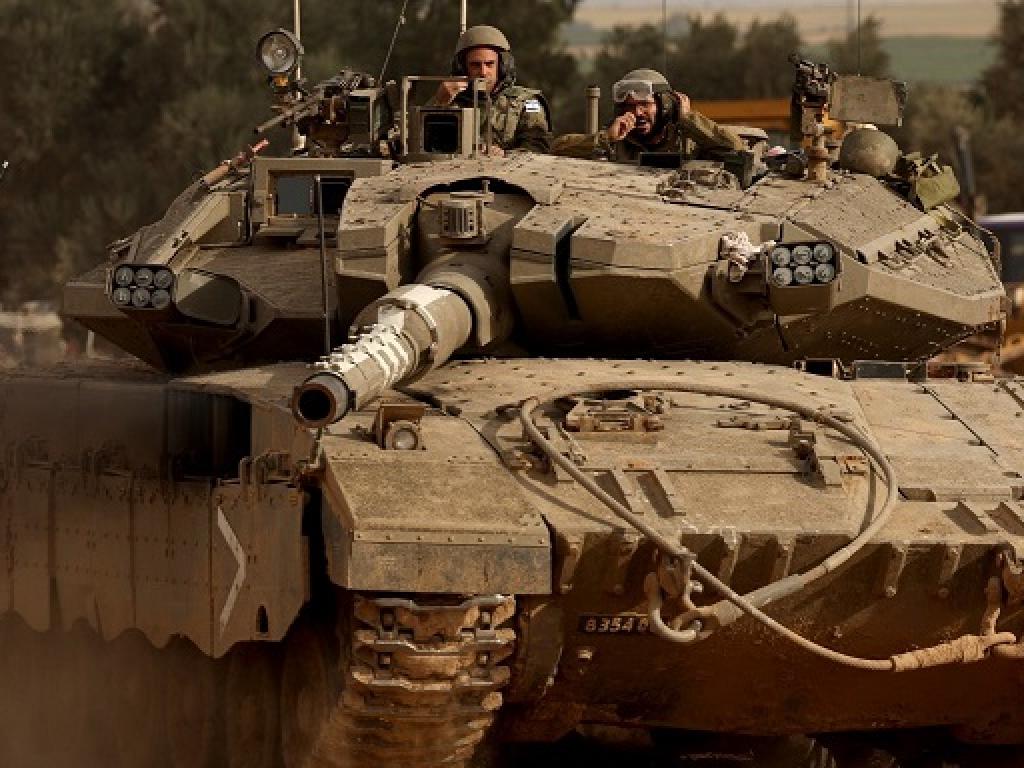 Десетки израелски танкове превозни средства с войници и булдозери са