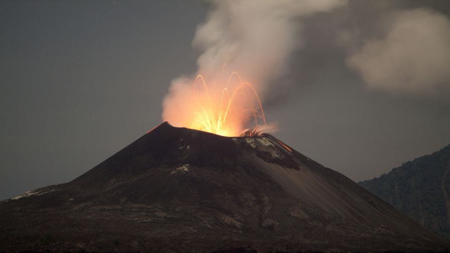 Индонезийският вулкан Марапи уби 13 души, 10 туристи са в неизвестност