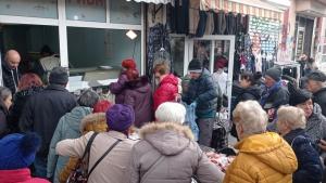 Денят преди Никулден напълни Женския пазар с хора Опашки от желаещи