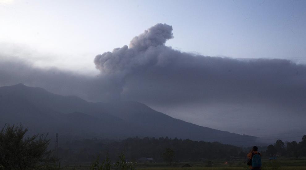 Вулкан изригна в Индонезия, стотици са евакуирани (ВИДЕО)