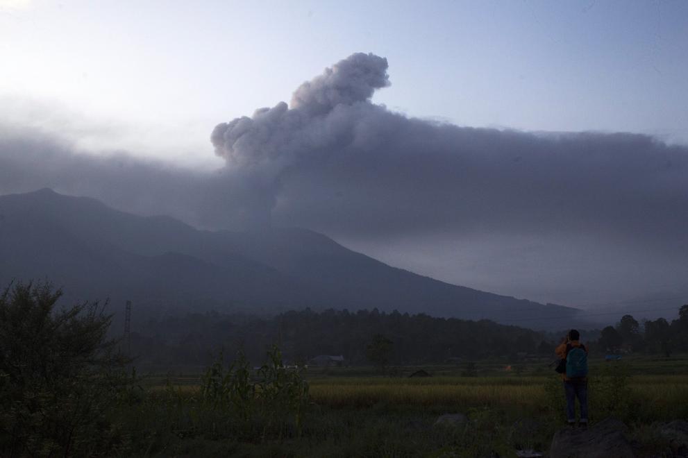 Броят на жертвите на вулканично изригване в Индонезия достигна 22