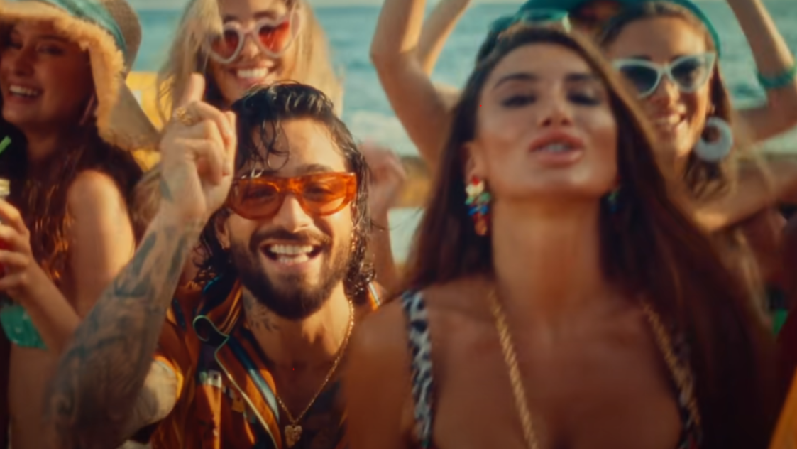 Кралят на регетона Maluma представя новото горещо видео "Bikini"
