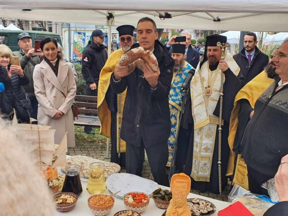 Представители на бургаското духовенство осветиха празничната трапеза и традиционния за